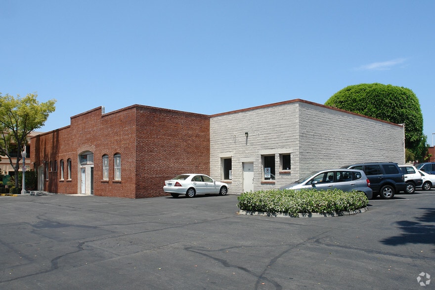 More Photos Of 108-118 E Amerige Ave, Fullerton Storefront For Lease