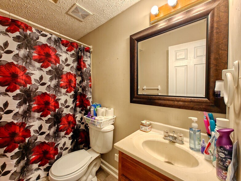 More Photos Of 2401 Viking Dr, Humboldt Apartments For Sale