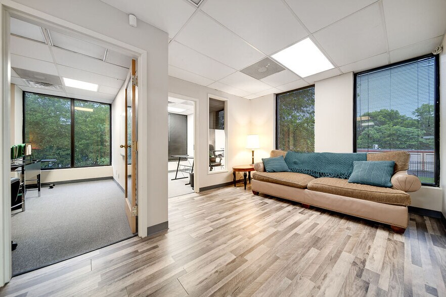 More Photos Of 136 Walton Ferry Rd, Hendersonville Office For Sale