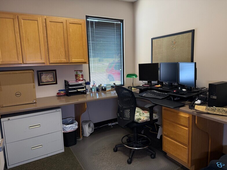 More Photos Of 99 Grove Park Ln, Woodstock Loft Creative Space For Sale