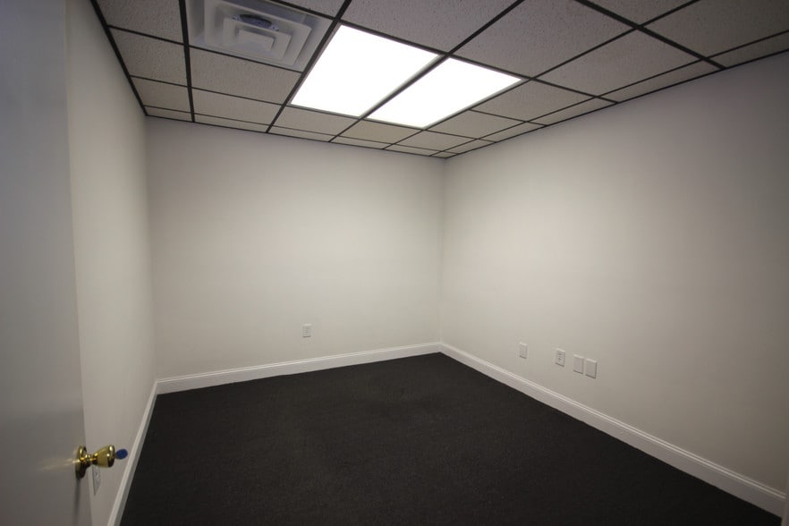 More Photos Of 2401-2411 S Charles Blvd, Greenville Office For Lease