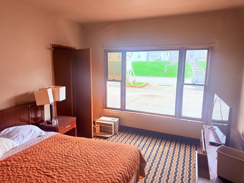 More Photos Of 834 3rd St, New Martinsville Hotel For Sale