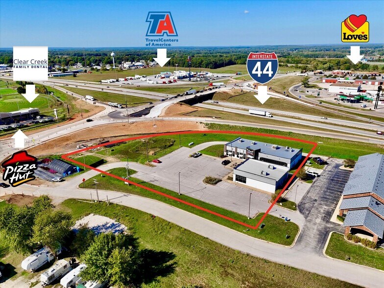 More Photos Of 306 E Chestnut St, Strafford Freestanding For Lease