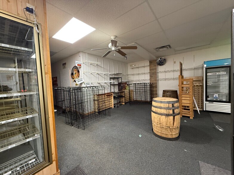 More Photos Of 727 N Walnut St, Goddard Storefront Retail Office For Lease