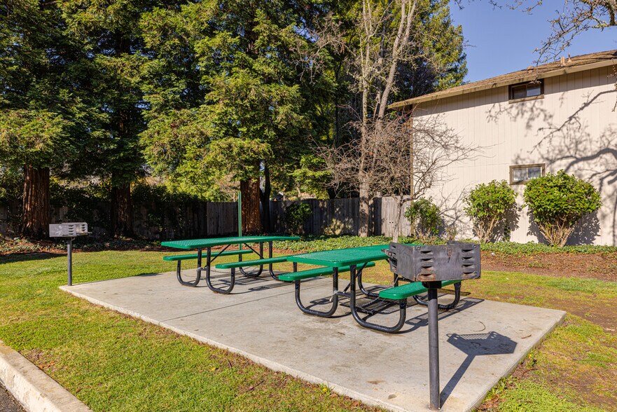 More Photos Of 505-531 Capps Ln, Ukiah Apartments For Sale