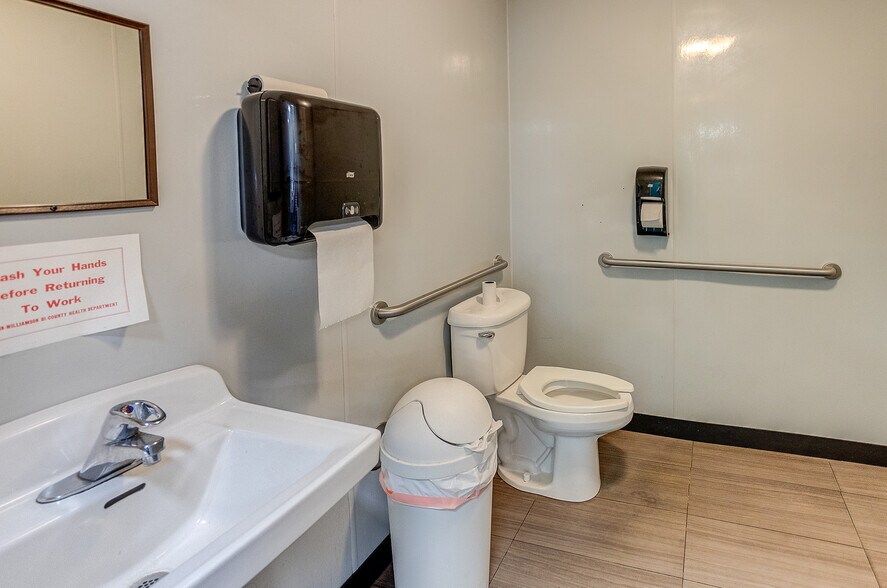 More Photos Of 109 S Park St, Sesser Fast Food For Sale