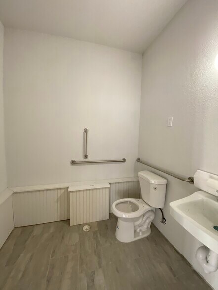 More Photos Of 817 Marshall St, Albert Lea Flex For Sale