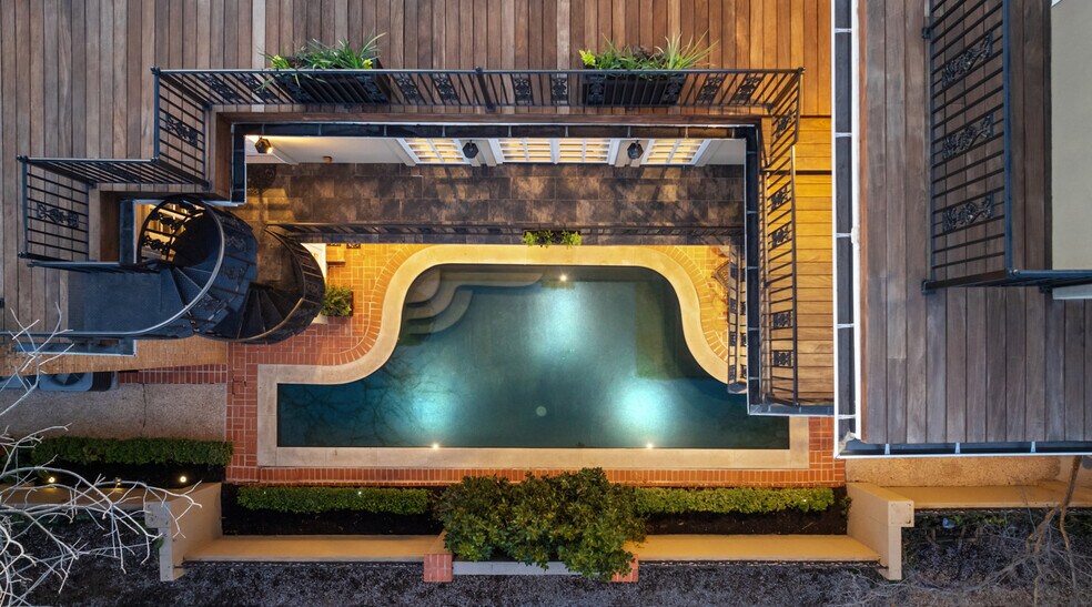 More Photos Of 1810 W 35th St, Austin Specialty For Sale