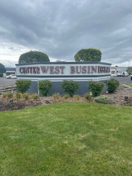 More Photos Of 2055 W Army Trail Rd, Addison Showroom For Lease