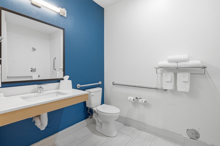 More Photos Of 2705 48th Ave, Moline Hotel For Sale