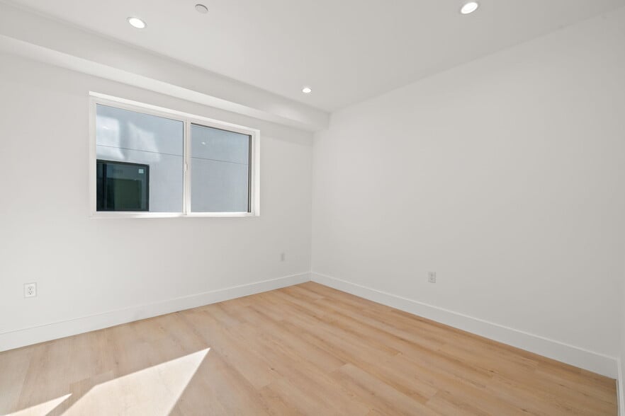 More Photos Of 1933 Magnolia Ave, Los Angeles Apartments For Sale