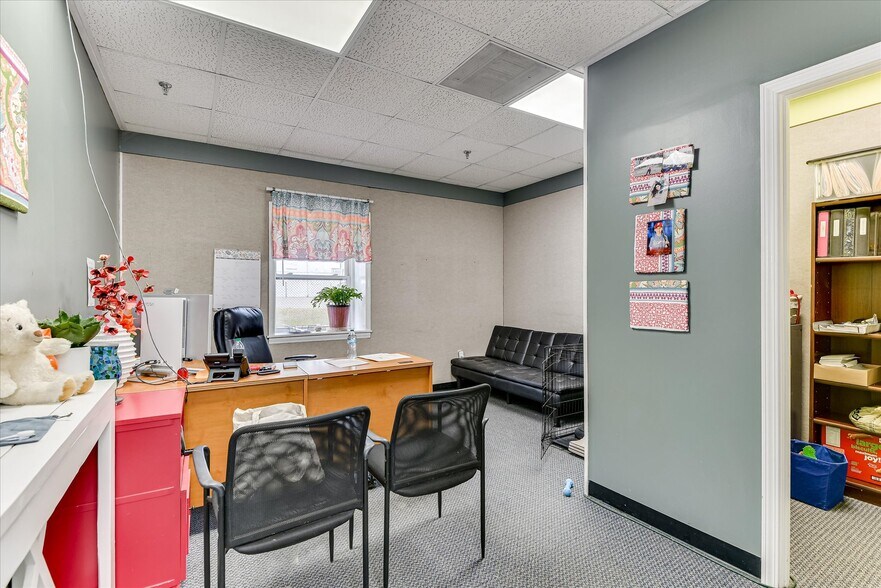 More Photos Of 1089 Augusta Rd, Warrenville Office For Sale