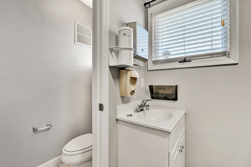 More Photos Of 5034 Williamson Rd NW, Roanoke Office For Lease