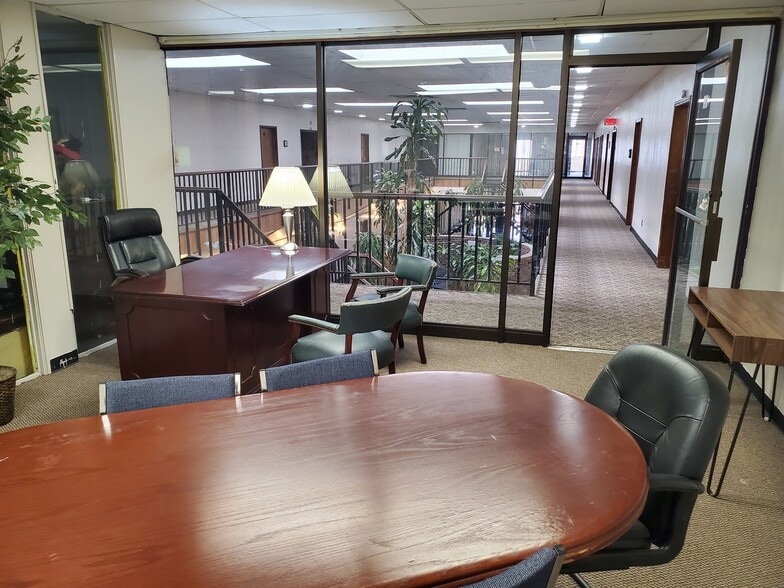 More Photos Of 1900 N Macarthur Blvd, Oklahoma City Office For Sale