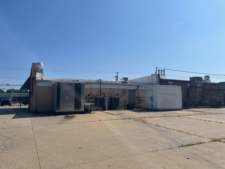 More Photos Of 2212-2218 Madison St, Clarksville General Retail For Lease