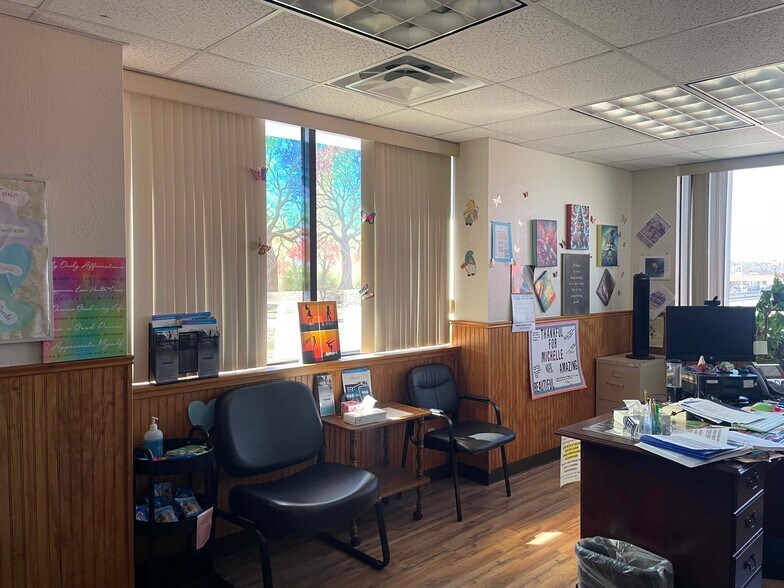More Photos Of 1305 S Key Ave, Lampasas Office For Sale