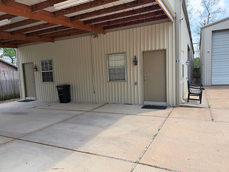 More Photos Of 1115 Chateau Woods Parkway Dr, Conroe Light Manufacturing For Lease