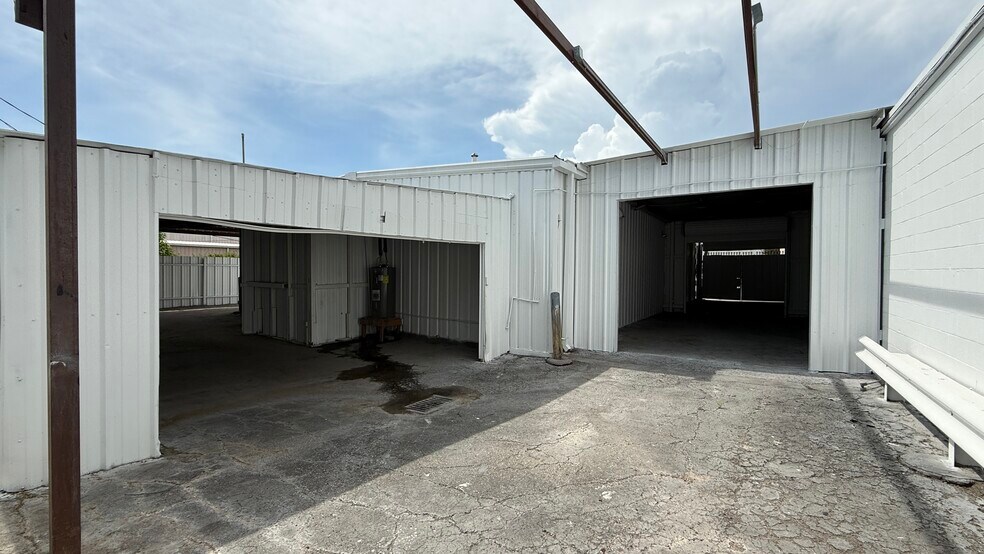 More Photos Of 5901 Schumacher Ln, Houston Office Residential For Lease