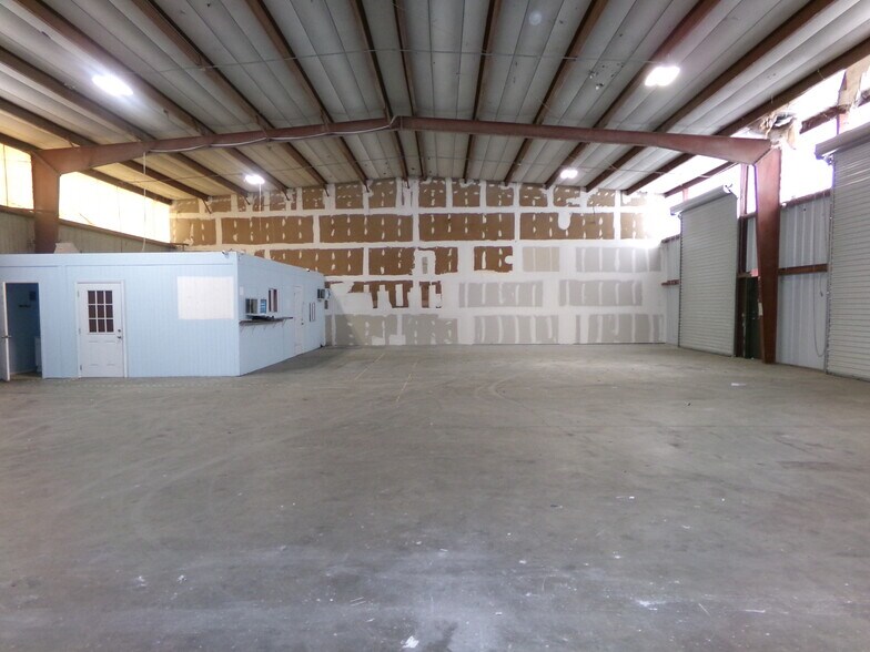 More Photos Of 3034-3036 Waterfield Ln, Lakeland Warehouse For Lease