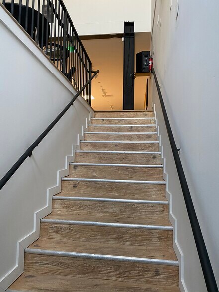 More Photos Of 7969 Melrose Ave, Los Angeles Storefront For Lease