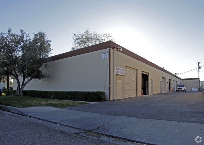 More Photos Of 255 Easy St, Simi Valley Manufacturing For Lease