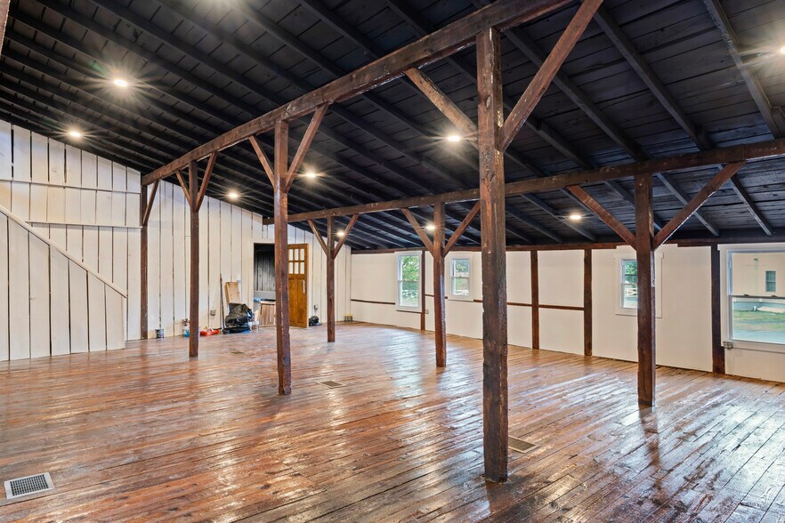 More Photos Of 20704 Ashburn Rd, Ashburn Unknown For Lease