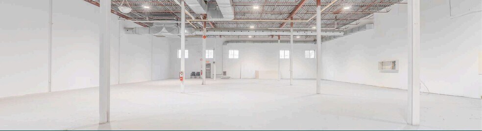 More Photos Of 5655 Rue de Marseille, Montréal Light Distribution For Lease