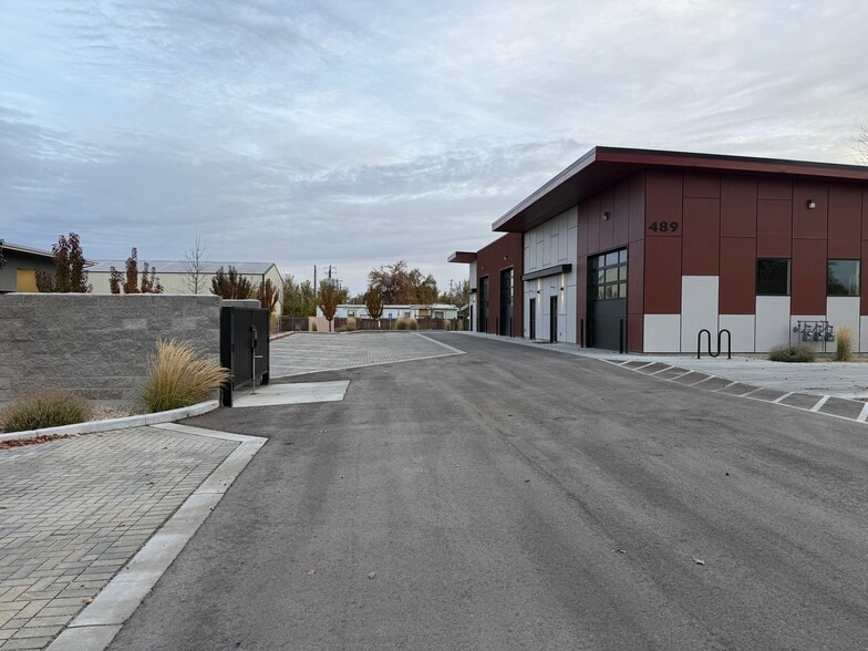 More Photos Of 489 E 47th St, Garden City Warehouse For Lease