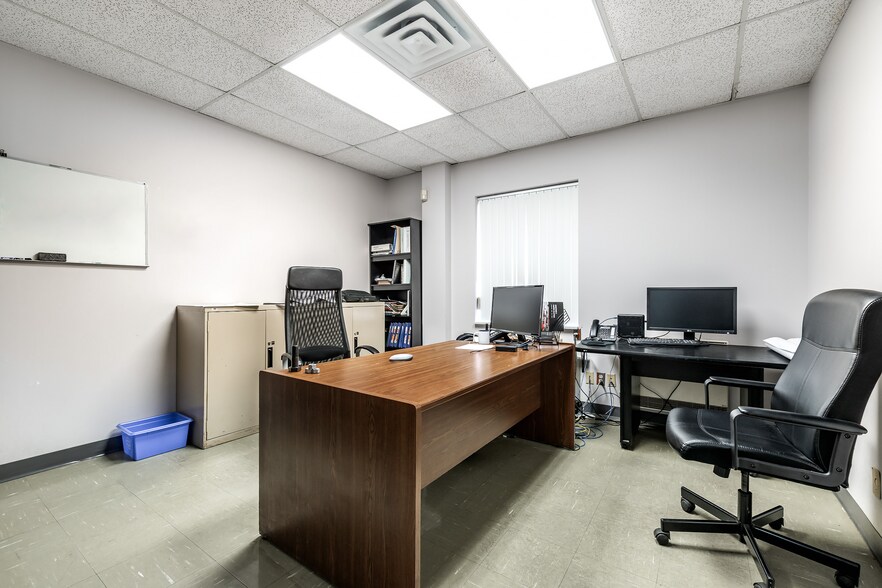 More Photos Of 2620 Rue Bernard-Pilon, St-Mathieu-de-Beloeil Manufacturing For Sale