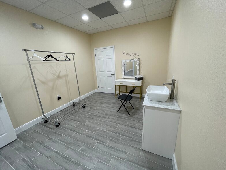 More Photos Of 14100 US Highway 19 N, Clearwater Storefront For Lease