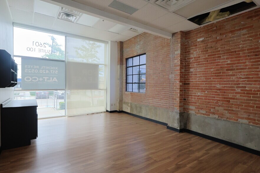 More Photos Of 2727 W Mockingbird Ln, Dallas Unknown For Lease