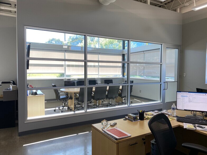 More Photos Of 645 Hulet Dr, Bloomfield Township Office For Lease