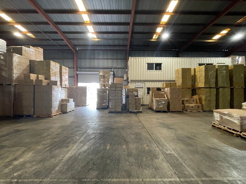 More Photos Of 689 Kakoi St, Honolulu Warehouse For Lease