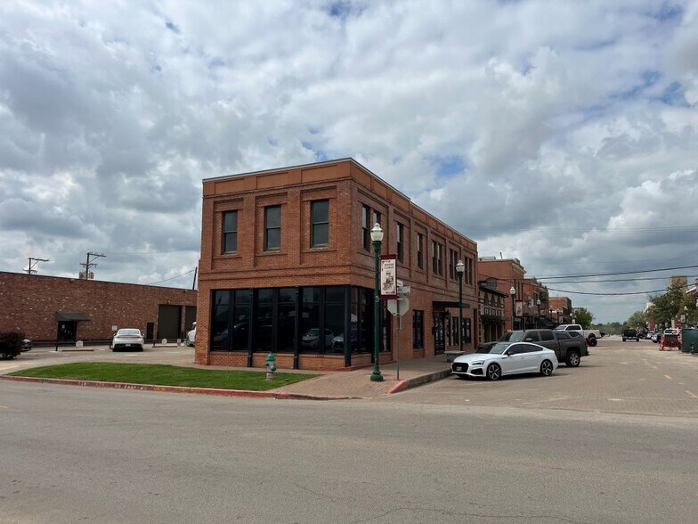 More Photos Of 101 Simonton St, Conroe Loft Creative Space For Lease