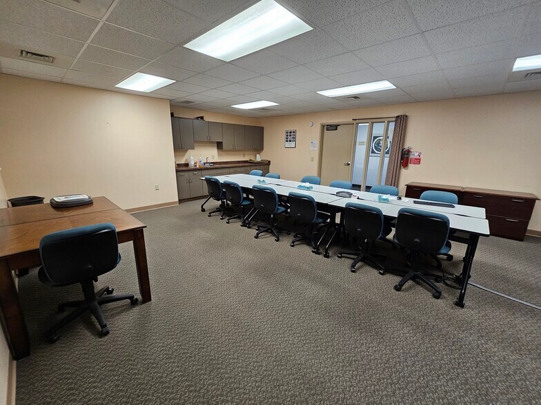 More Photos Of 97 S 4th St, Ishpeming Office For Lease