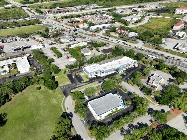 More Photos Of 2820 Reynolds Dr, Fort Pierce Warehouse For Lease