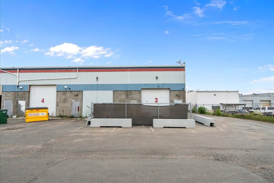 More Photos Of 9241-9249 50th St NW, Edmonton Showroom For Sale