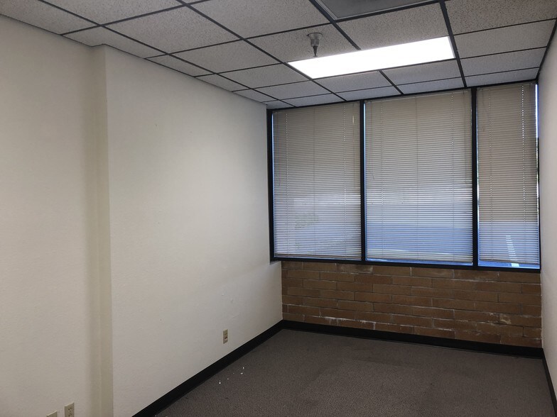 More Photos Of 1140-1144 Willagillespie Rd, Eugene Office For Sale