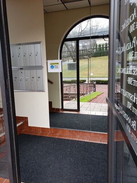 More Photos Of 677 Commerce St, Thornwood Office For Lease