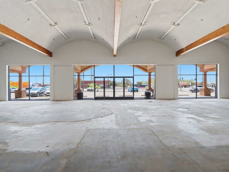 More Photos Of 5340-5346 W Glendale Ave, Glendale Freestanding For Lease