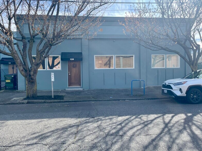 More Photos Of 128 NE 7th Ave, Portland Light Distribution For Lease