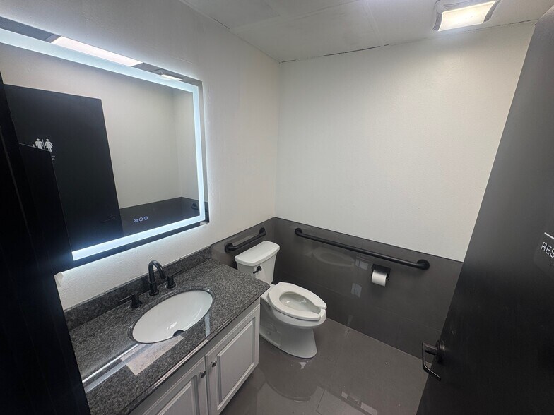 More Photos Of 5807 Star Ln, Houston Service For Lease