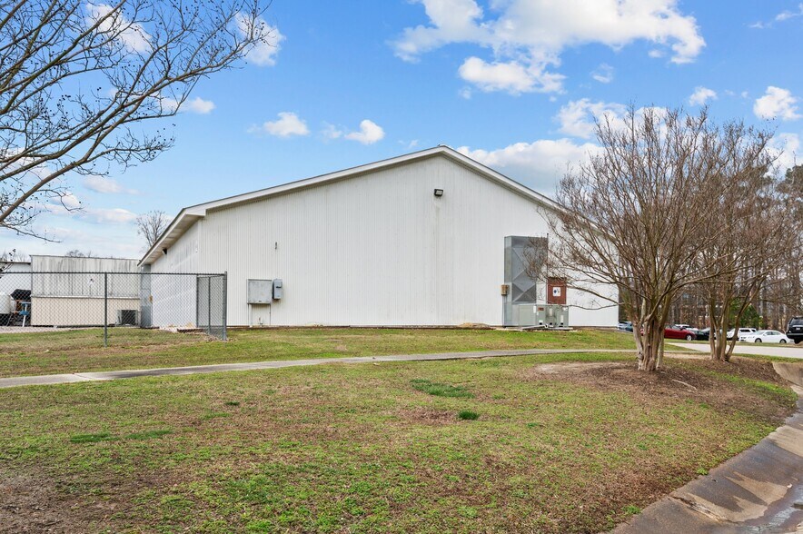 More Photos Of 951 Wendell Blvd, Wendell Manufacturing For Sale