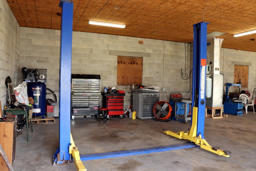More Photos Of 300 S Division St, Fruitland Auto Repair For Lease