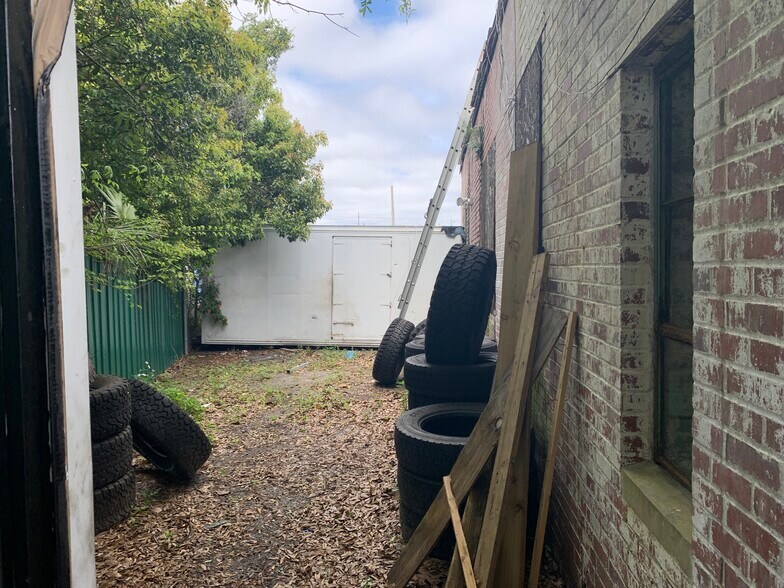 More Photos Of 5106 N Main St, Jacksonville Service Station For Sale