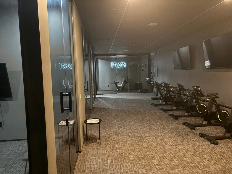 More Photos Of 1495 N Park Dr, Weston Showroom For Lease