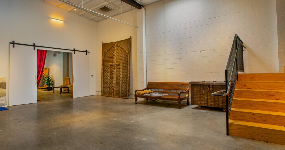 More Photos Of 3641-3645 10th Ave, Los Angeles Showroom For Lease
