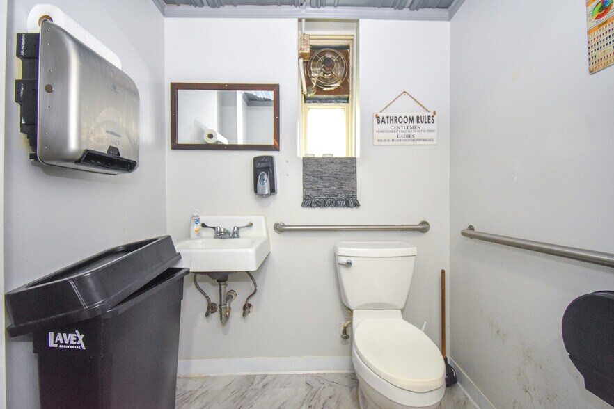 More Photos Of 82 Court Sq, Alexander City Flex For Sale