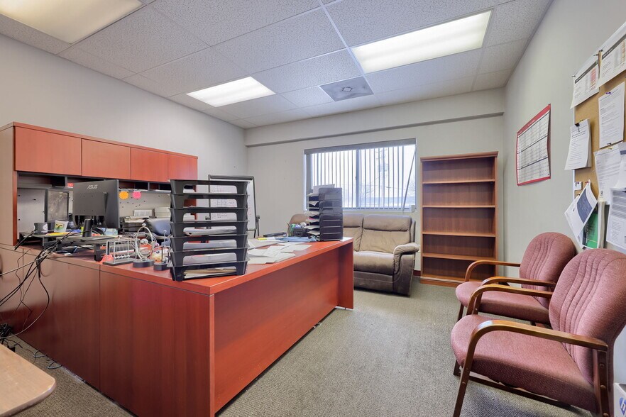 More Photos Of 220 Orlan Rd, New Holland Showroom For Sale