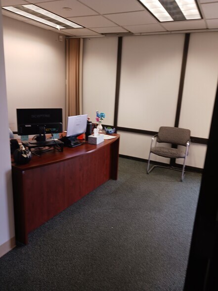 More Photos Of 880 N York Rd, Elmhurst Medical For Lease
